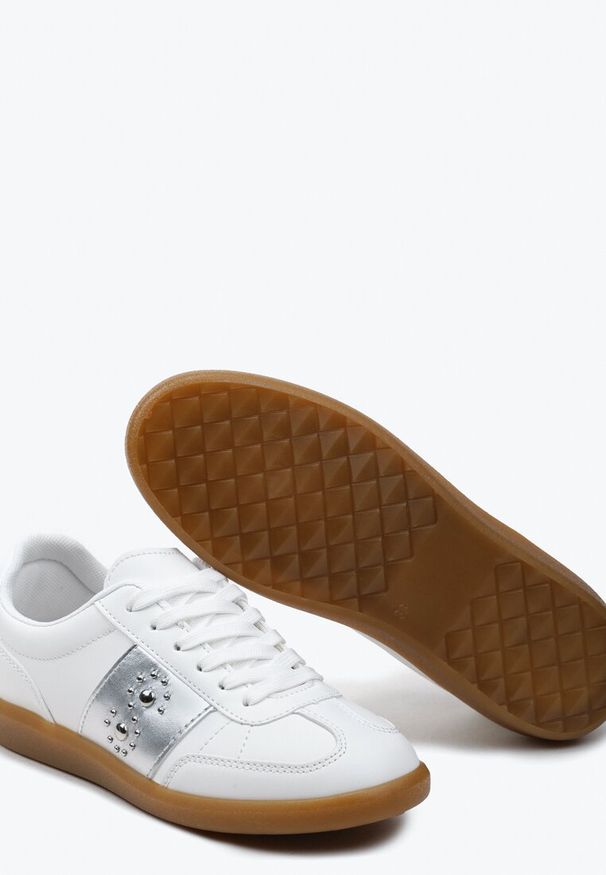 Born2be - Biało-Srebrne Płaskie Sneakersy Sznurowane z Ozdobnymi Nitmi Blosenti. Nosek buta: okrągły. Zapięcie: sznurówki. Kolor: biały. Materiał: materiał. Obcas: na obcasie. Wysokość obcasa: niski
