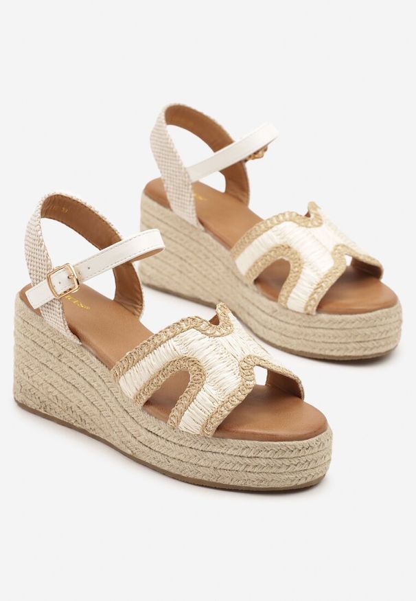 Renee - Beżowo-Białe Sandały Vices na Korkowym Koturnie Ozdobione Wycięciami Filasalia. Okazja: na co dzień. Zapięcie: sprzączka. Kolor: beżowy. Wzór: aplikacja. Sezon: lato. Obcas: na koturnie. Styl: casual, elegancki