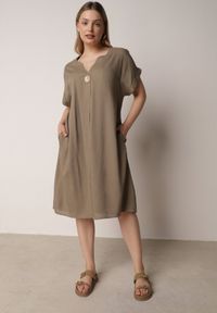 Born2be - Ciemnobeżowa Pudełkowa Sukienka z Lnem i Wiskozą Zdobiona Metalicznym Guzikiem Phisoth. Okazja: na co dzień, do pracy, na spotkanie biznesowe. Kolekcja: plus size. Kolor: beżowy. Materiał: wiskoza, len. Wzór: aplikacja. Sezon: lato. Typ sukienki: dla puszystych, proste. Styl: casual, biznesowy, elegancki #1