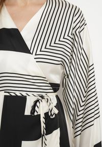 Born2be - Beżowo-Czarna Sukienka Kopertowa Kimono z Geometrycznym Wzorem i Wiązanym Paskiem Klerossa. Kolor: beżowy. Materiał: materiał. Długość rękawa: długi rękaw. Wzór: geometria. Typ sukienki: kopertowe #2
