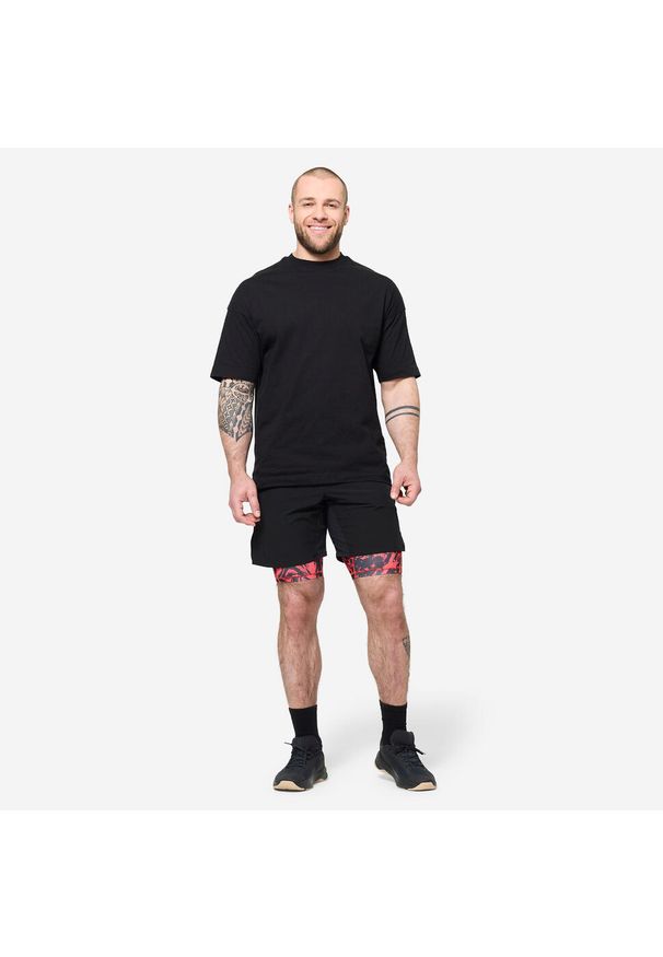 DOMYOS - Spodenki fitness cardio męskie Domyos 2 w 1. Kolor: czerwony, wielokolorowy, czarny. Materiał: elastan, poliester, materiał. Długość: krótkie. Sport: fitness