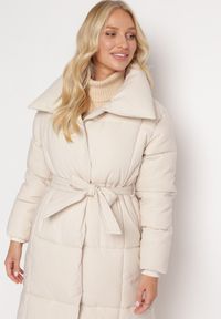 Born2be - Jasnobeżowa Pikowana Kurtka Płaszcz za Kolano z Wiązanym Paskiem Opiedsse. Kolor: beżowy #4