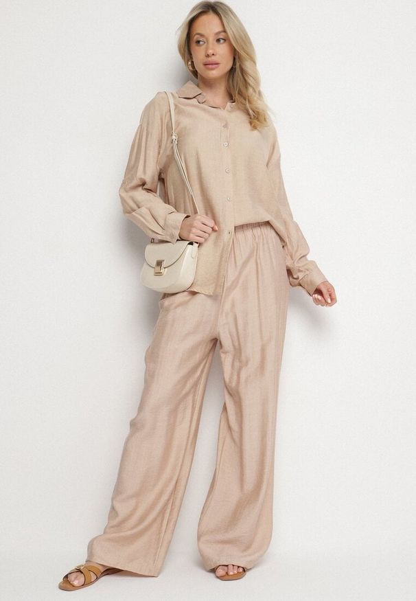 Born2be - Beżowy Komplet z Wiskozy Koszula i Spodnie Sesanila. Kolor: beżowy. Materiał: wiskoza. Wzór: kolorowy