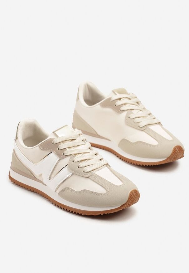 Renee - Jasnobeżowe Sneakersy z Geometrycznym Wzorem i Metaliczną Wstawką Zolio. Okazja: na co dzień. Zapięcie: sznurówki. Kolor: beżowy. Materiał: jeans. Wzór: geometria