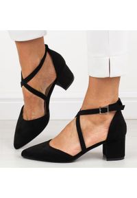 Czarne zamszowe sandały damskie na obcasie z zakrytymi palcami i pietą Sergio Leone Sk830. Okazja: na wesele, na ślub cywilny. Zapięcie: sprzączka. Kolor: czarny. Materiał: zamsz. Sezon: wiosna, lato. Obcas: na obcasie. Styl: elegancki, klasyczny. Wysokość obcasa: średni #1