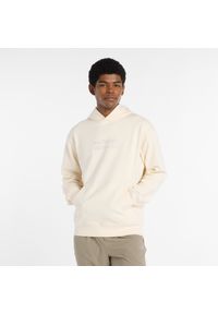 Bluza męska New Balance MT53925PEF – beżowa. Typ kołnierza: kaptur. Kolor: beżowy. Materiał: bawełna, dresówka, materiał. Wzór: aplikacja
