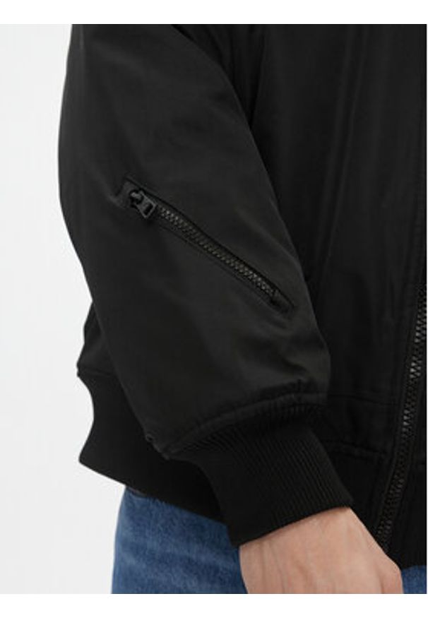Calvin Klein Jeans Kurtka bomber J30J324070 Czarny Relaxed Fit. Kolor: czarny. Materiał: syntetyk