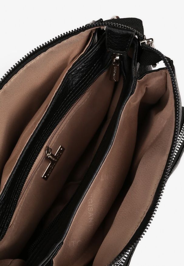 Born2be - Czarna Torebka Listonoszka z Kieszonką na Suwak Izona. Kolor: czarny. Styl: casual, elegancki