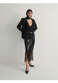 Reserved - Cekinowa spódnica z frędzlami - czarny. Kolor: czarny. Materiał: dzianina. Wzór: gładki #1