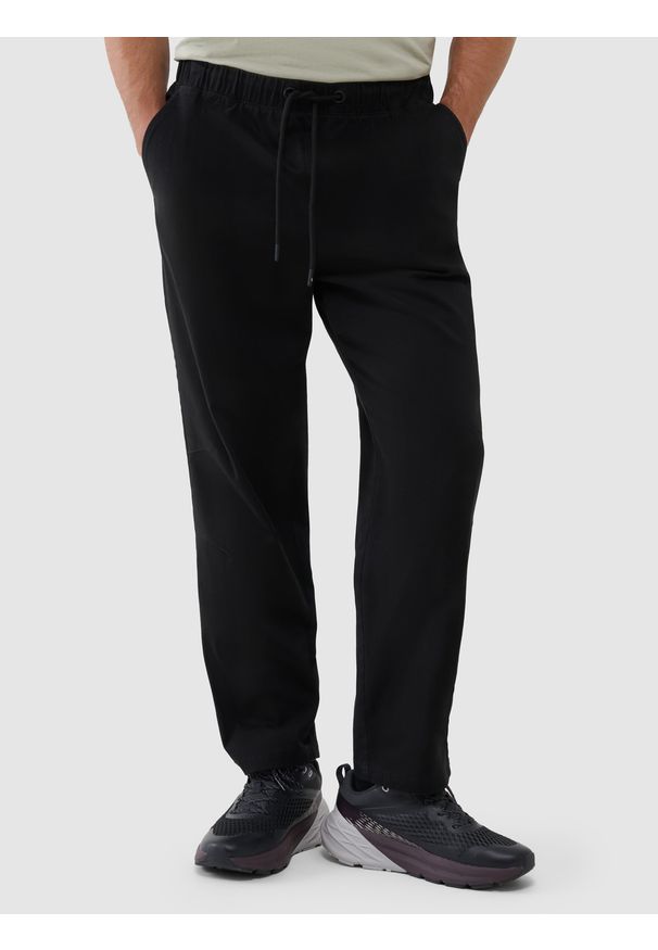 4f - 4F Spodnie casual męskie - czarne S. Okazja: na co dzień. Kolor: czarny. Materiał: elastan, bawełna, materiał, tkanina. Wzór: jednolity. Styl: casual
