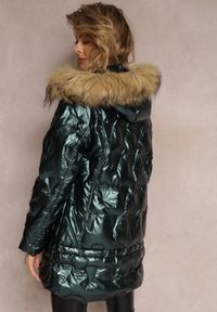 Renee - Ciemnozielona Kurtka Metaliczna z Futrzanym Kapturem Kajol. Okazja: na co dzień, na spacer. Kolor: zielony. Materiał: futro. Styl: elegancki, casual #4