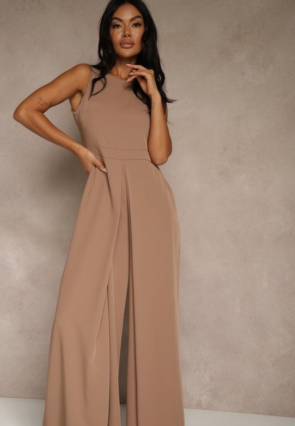 Renee - Ciemnobeżowy Taliowany Kombinezon Ozdobiony Zakładkami Berinola. Okazja: na imprezę. Kolor: beżowy. Wzór: aplikacja. Styl: elegancki