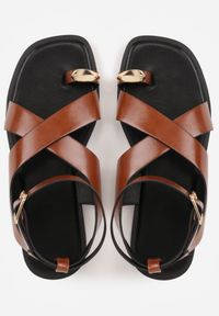 Renee - Brązowe Sandały w Stylu Japonek Ozdobione Metaliczną Aplikacją Carover. Okazja: na co dzień. Zapięcie: pasek. Kolor: brązowy. Wzór: aplikacja. Styl: casual, elegancki #4