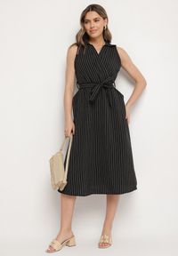 Born2be - Czarna Sukienka o Koszulowym Kroju Bez Rękawów z Wiązanym Paskiem Liriora. Okazja: na co dzień. Typ kołnierza: dekolt w kształcie V. Kolor: czarny. Długość rękawa: bez rękawów. Typ sukienki: koszulowe. Styl: casual, klasyczny #7