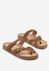 Born2be - Brązowe Klapki Japonki na Korkowej Podeszwie Zdobione Klamrami Idaliora. Okazja: na plażę. Kolor: brązowy. Materiał: jeans. Wzór: aplikacja. Sezon: lato #4