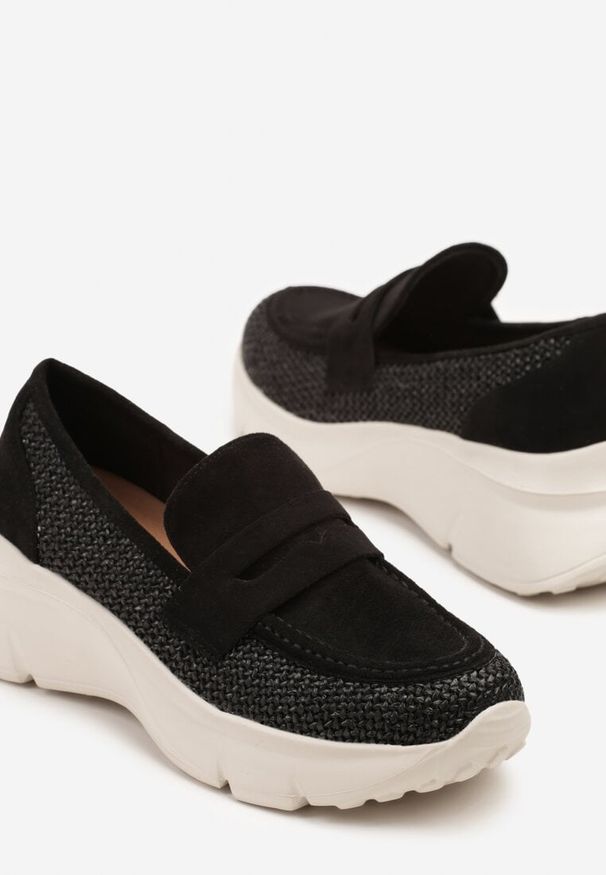 Renee - Czarne Półbuty na Tłoczonej Platformie Eraviella. Okazja: na co dzień. Kolor: czarny. Materiał: jeans. Obcas: na platformie. Styl: elegancki, casual. Wysokość obcasa: średni