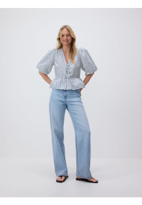 Reserved - Wiązana bluzka z baskinką - jasnoniebieski. Kolor: niebieski. Materiał: tkanina, bawełna