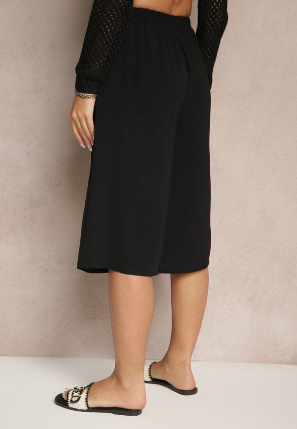 Renee - Czarne Luźne Spodnie 3/4 z Kieszonkami Efrinea. Okazja: na co dzień. Kolor: czarny. Materiał: guma. Styl: casual, elegancki