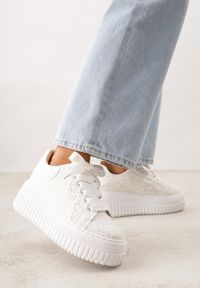 Born2be - Białe Sneakersy na Grubej Tłoczonej Platformie Ozdobione Brokatem i Koronką Zellysh. Okazja: na co dzień. Kolor: biały. Materiał: koronka. Wzór: aplikacja, koronka. Obcas: na platformie #1