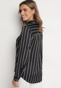 Born2be - Czarna Koszula w Delikatne Paski z Podpinanymi Rękawami Berraza. Okazja: na co dzień. Typ kołnierza: kołnierzyk klasyczny, dekolt w kształcie V. Kolor: czarny. Materiał: jeans. Wzór: paski. Styl: klasyczny, casual, elegancki #3