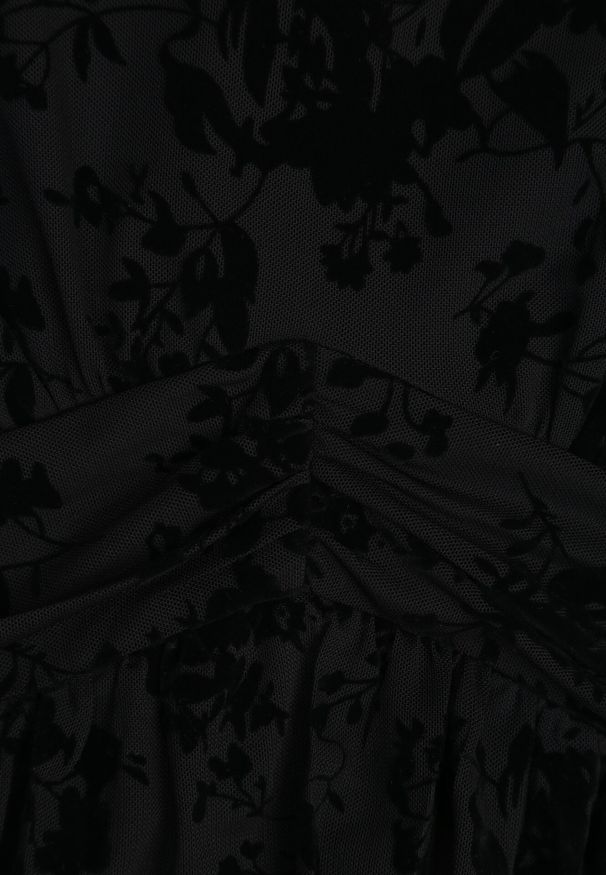 Born2be - Czarna Elegancka Sukienka Ozdobiona Welurowym Motywem Deininca. Typ kołnierza: dekolt w kształcie V. Kolor: czarny. Materiał: welur. Wzór: aplikacja. Styl: elegancki