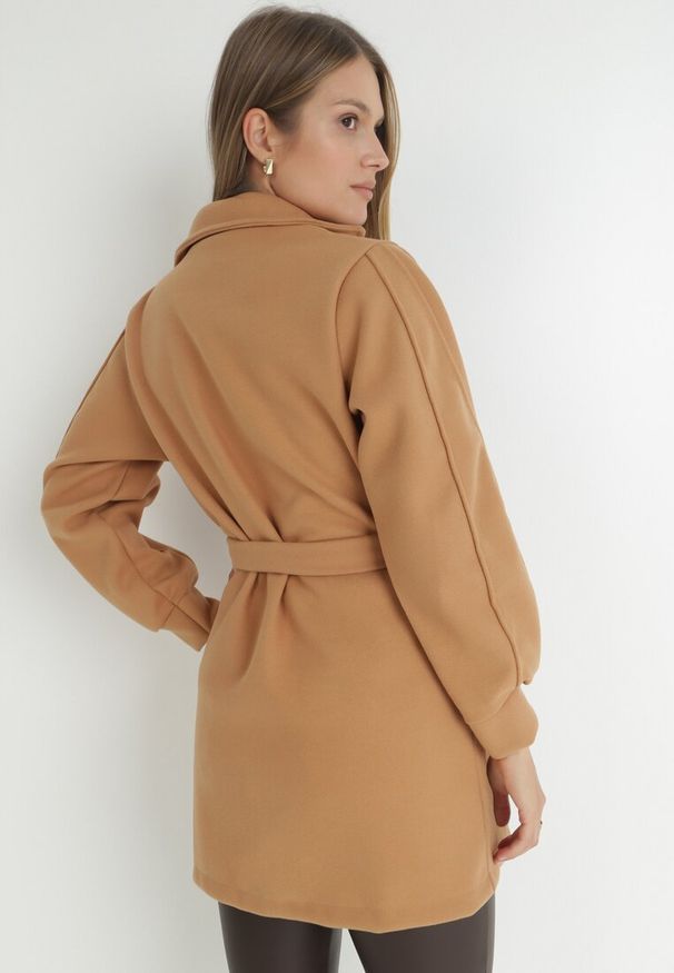 Born2be - Ciemnobeżowy Płaszcz z Wiązanym Paskiem i Bufiastym Rękawem Imgrucu. Typ kołnierza: kołnierzyk stójkowy. Kolor: beżowy. Materiał: jeans, tkanina. Długość: długie. Sezon: jesień, wiosna