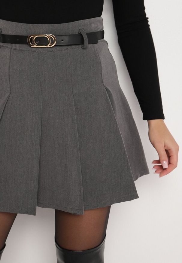 Born2be - Szara Plisowana Spódnica z Wiskozą Ozdobiona Paskiem Semarise. Okazja: na co dzień. Kolor: szary. Materiał: wiskoza. Wzór: aplikacja. Styl: elegancki, casual