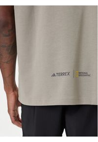 Adidas - adidas T-Shirt National Geographic KC2350 Beżowy Loose Fit. Kolor: beżowy. Materiał: syntetyk, bawełna #2