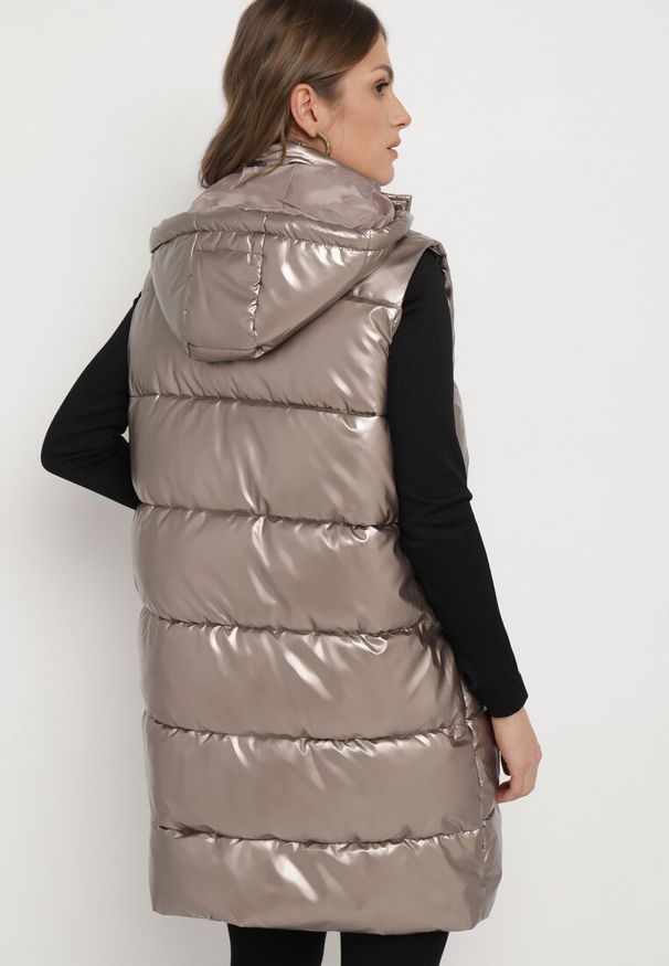 Born2be - Brązowo-Złota Długa Kamizelka Pikowana z Kapturem Agelie. Typ kołnierza: kaptur. Kolor: brązowy. Długość: długie. Wzór: aplikacja