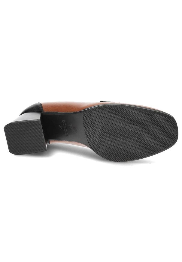 Brązowe Półbuty Armodo Skórzane Eleganckie Buty Na Obcasie. Okazja: do pracy, na spotkanie biznesowe. Zapięcie: klamry. Kolor: brązowy. Materiał: skóra. Obcas: na obcasie. Styl: elegancki. Wysokość obcasa: średni
