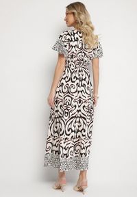 Born2be - Czarna Sukienka o Rozkloszowanym Kroju w Ornamentalny Wzór Tillivene. Okazja: na co dzień. Typ kołnierza: dekolt w kształcie V. Kolor: czarny. Długość rękawa: krótki rękaw. Styl: casual #5