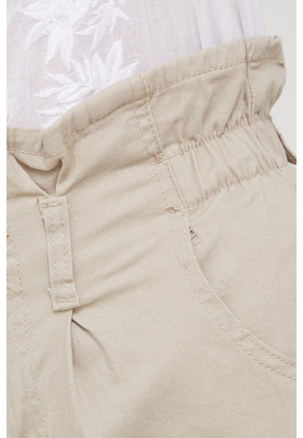 Answear Lab szorty damskie kolor beżowy gładkie high waist. Stan: podwyższony. Kolor: beżowy. Materiał: tkanina. Wzór: gładki. Styl: wakacyjny