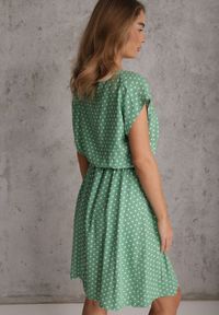 Renee - Zielona Rozkloszowana Sukienka Retro z Wiskozy w Groszki Tetia. Kolor: zielony. Materiał: wiskoza. Długość rękawa: krótki rękaw. Wzór: grochy. Typ sukienki: rozkloszowane. Styl: retro #4