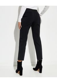 MONCLER - Eleganckie spodnie z kantem. Stan: podwyższony. Kolor: czarny. Materiał: bawełna. Styl: elegancki