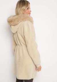 Born2be - Beżowy Płaszcz o Długim Kroju z Futrem i Ściągaczem w Talii Delirith. Okazja: na co dzień. Typ kołnierza: kaptur. Kolor: beżowy. Materiał: futro. Długość: długie. Styl: casual, elegancki #6