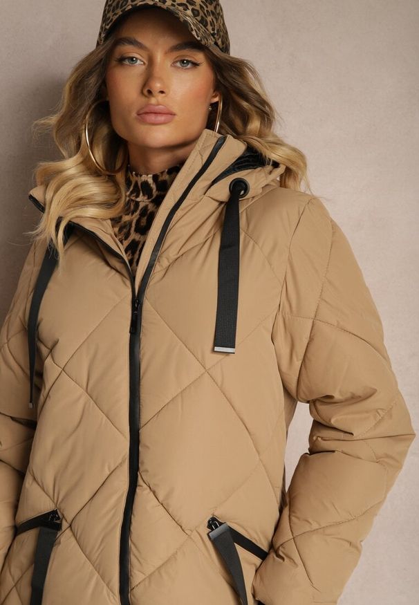 Renee - Beżowa Pikowana Kurtka z Przeszyciem w Kratę Kapturem i Kieszeniami Zenetta. Typ kołnierza: kaptur. Kolor: beżowy. Materiał: jeans. Długość: długie. Styl: sportowy, klasyczny, elegancki