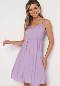 Born2be - Fioletowa Sukienka z Wiskozy na Cienkich Ramiączkach z Regulacją Ozdobiona Lampasem i Haftem Nelrissa. Okazja: na imprezę. Typ kołnierza: dekolt w kształcie V. Kolor: fioletowy. Materiał: wiskoza. Długość rękawa: na ramiączkach. Wzór: haft, aplikacja #4