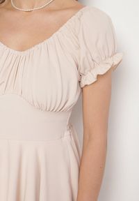 Born2be - Beżowa Sukienka z Bawełną Bufiastymi Rękawami i Falbankami Maveleira. Typ kołnierza: kołnierz z falbankami. Kolor: beżowy. Materiał: bawełna. Styl: elegancki #4