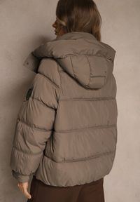 Renee - Ciemnobeżowa Oversizowa Kurtka Puffer z Kapturem i Naszywką przy Rękawie Azine. Okazja: na co dzień. Typ kołnierza: kaptur. Kolor: beżowy. Materiał: jeans, dzianina. Wzór: aplikacja. Styl: casual #3