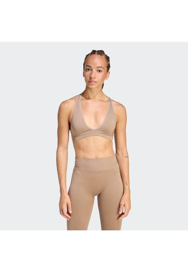 Adidas - Dzianinowy biustonosz Workout Essentials o lekkim wsparciu. Kolor: brązowy. Materiał: dzianina. Sport: fitness