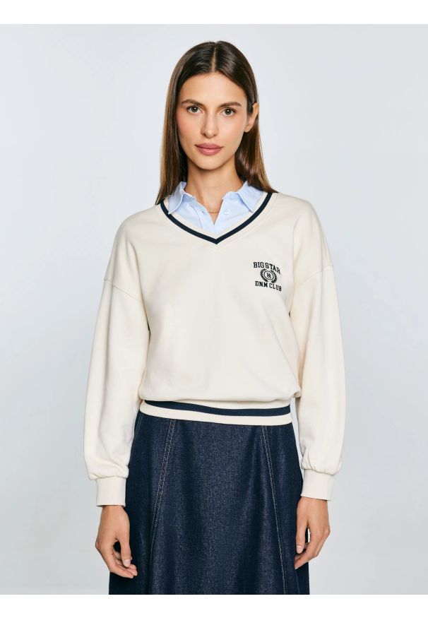 Big-Star - Bluza damska w stylu college z haftem z dekoltem v-neck kremowa Gabriella 103. Okazja: na spacer. Kolor: biały. Materiał: dresówka, denim, dzianina. Długość: krótkie. Wzór: haft. Styl: vintage, sportowy