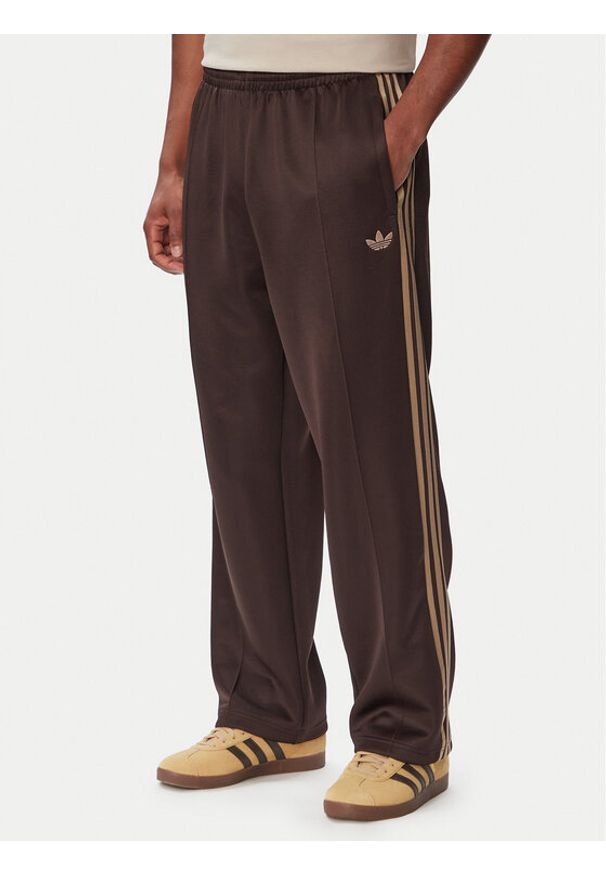 Adidas - adidas Spodnie dresowe adicolor Spacer KS7432 Brązowy ciemny Baggy Fit. Kolor: brązowy. Materiał: bawełna. Sport: turystyka piesza