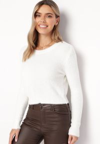 Born2be - Biały Krótki Sweter Puchaty Dindra. Kolor: biały. Materiał: tkanina, dzianina. Długość: krótkie #5