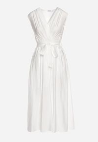 Born2be - Biała Rozkloszowana Sukienka z Wiskozą Kopertowym Dekoltem i Materiałowym Paskiem w Talii Jenvia. Okazja: na spacer. Typ kołnierza: dekolt kopertowy. Kolor: biały. Materiał: materiał, wiskoza. Sezon: lato. Typ sukienki: kopertowe. Styl: klasyczny #6