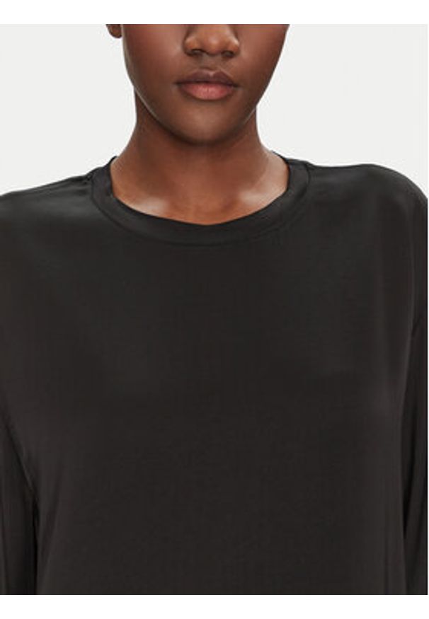 ViCOLO Bluzka TD0013 Czarny Relaxed Fit. Kolor: czarny. Materiał: wiskoza