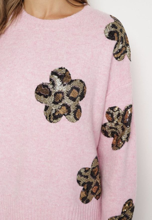 Born2be - Różowy Sweter z Kwiatowymi Naszywkami i Cekinami Ciadora. Okazja: na co dzień. Kolor: różowy. Materiał: jeans. Wzór: aplikacja, kwiaty. Styl: casual, elegancki