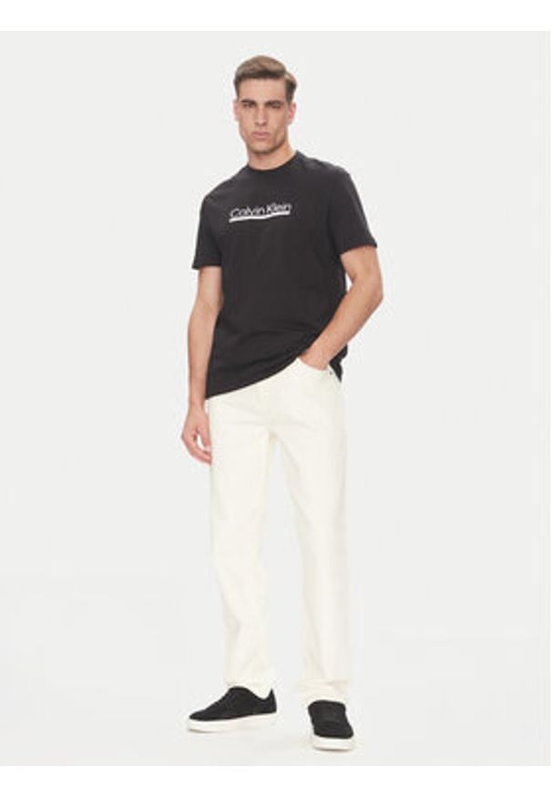 Calvin Klein T-Shirt Outline Tape Graphic LV04RC852G Czarny Regular Fit. Kolor: czarny. Materiał: bawełna