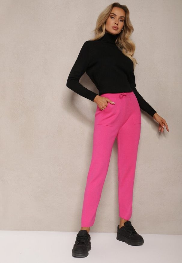Renee - Fuksjowe Spodnie z Bawełną High Waist Ozdobione Sznurkiem Venaline. Okazja: na co dzień. Stan: podwyższony. Kolor: różowy. Materiał: bawełna. Wzór: aplikacja. Styl: klasyczny, casual