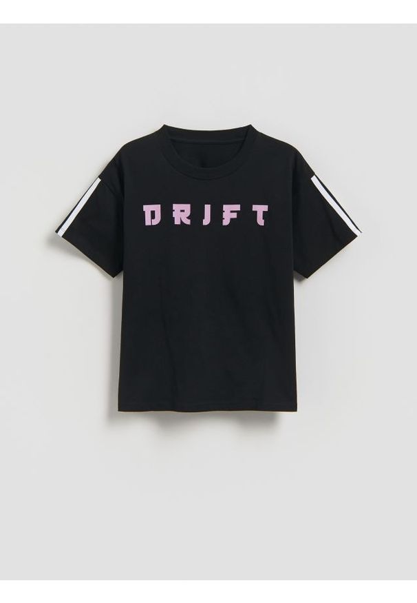 Reserved - Luźny t-shirt z nadrukiem - czarny. Kolor: czarny. Materiał: bawełna. Wzór: nadruk