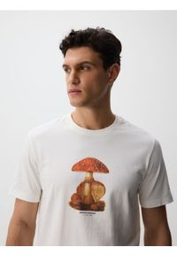 Reserved - T-shirt regular z nadrukiem - złamana biel. Materiał: bawełna, dzianina. Wzór: nadruk #1